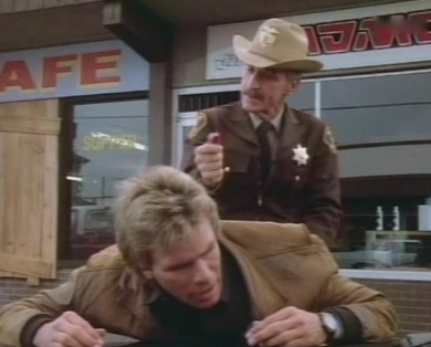 Angus MacGyver Trucs et Astuces - 3x07 Jack en D�tresse - Mac en compagnie du sympathique Sh�rif du coin, Bull Bodine ...